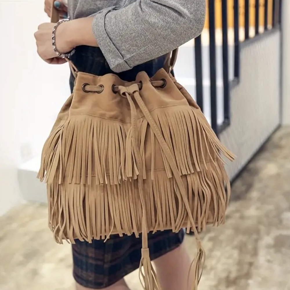 Tassel bucket bag